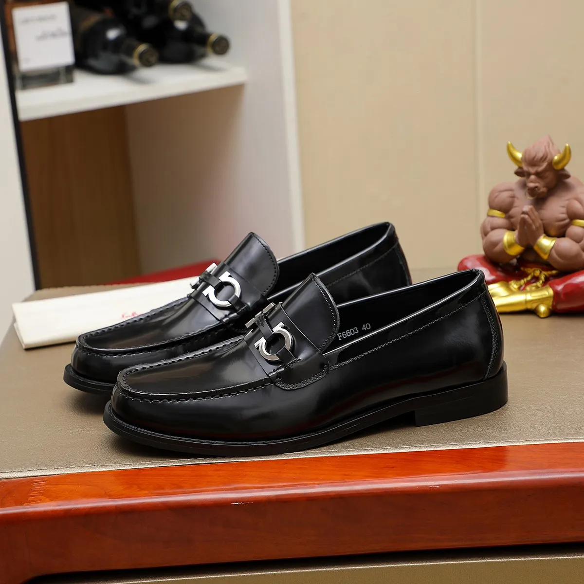 Men's shoes 💰460 🔥 Ferragamo new men's casual slip-on shoes 🇨🇳 Official website original 1:1 mold, original quality 💯 fine workmanship, high-end luxury ☘ The upper is made of imported Italian first-layer cowhide 🌴 Luxurious water dyeing 🐂 Leather lining 🍓 Rubber wear-resistant and non-slip outsole, breathable and comfortable to wear 🍍 The first choice for high-taste men, color optional! Code number 38-44 (45.46. Customized)